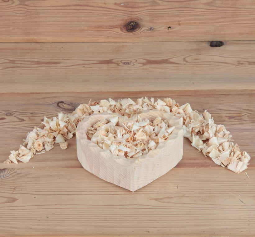 Herzschale aus Zirbenholz mit Zirbenspänen