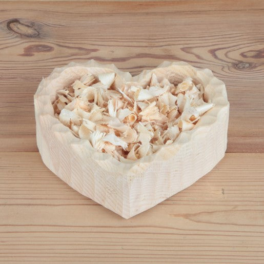 Herzschale aus Zirbenholz mit Zirbenspänen