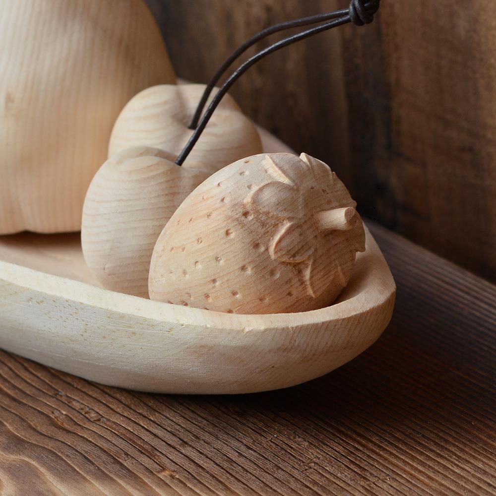 Erdbeere aus Zirbenholz